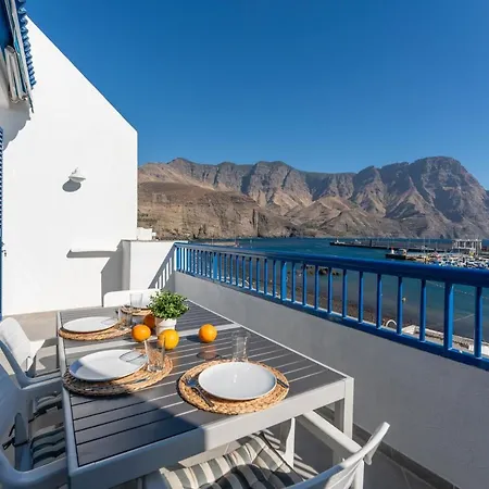 White&blue House * أَغايتي