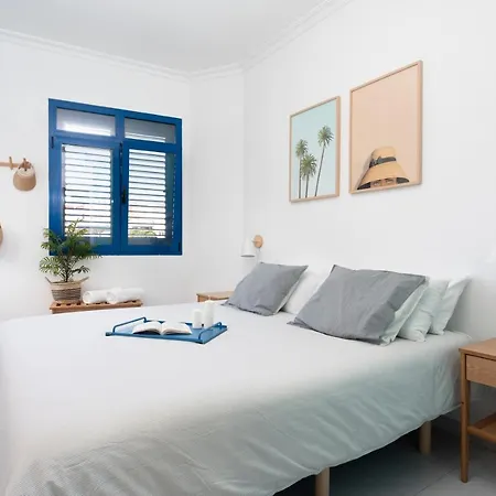 White&blue House * أَغايتي